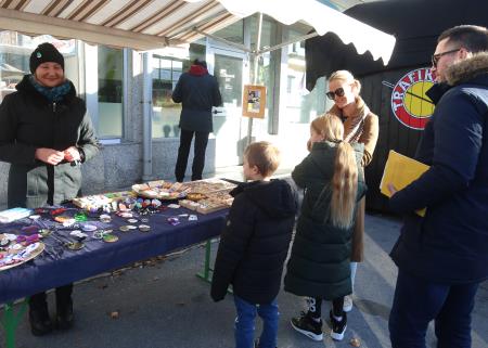 TRIJE DOBRI MOŽJE, ROMANA KRAJNČAN IN JELENI PRIREDITEV PRED KULTURNIM DOMOM 08 FOTO LJUBO VUKELIČ